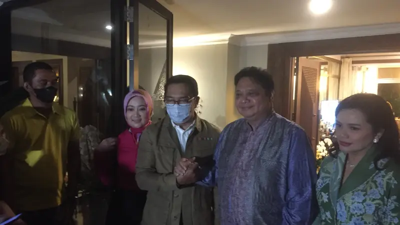 Ketum Partai Golkar Airlangga Hartarto menerima kunjungan Gubernur Jawa Barat Ridwan Kamil di rumah dinas Menko Perekonomian, Kompleks Widya Chandra, Jakarta Selatan. (Minggu (15/5/2022). (Liputan6.com/Muhammad Radityo Priyasmoro)