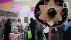 Pengunjung melihat produk yang ditawarkan dalam Bazar Amal Women International Club (WIC) Ke-52 di JCC Senayan, Jakarta, Rabu (11/12). Kegiatan tersebut dalam rangka menggalang dana untuk meningkatkan pendidikan dan kesejahteraan masyarakat Jakarta. (Liputan6.com/Angga Yuniar)