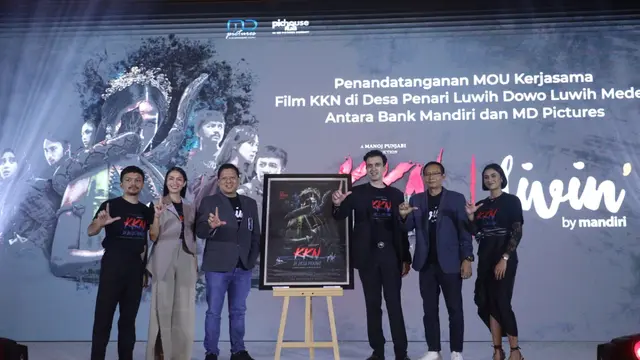 Penandatanganan MoU kerja sama film KKN di Desa Penari Luwih Dowo Luwih Medeni dari MD Pictures dengan Bank Mandiri di Jakarta, 30 November 2022. (Foto: Dok. MD Pictures)