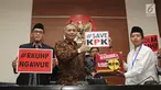 Ketua KPK Agus Rahardjo menerima kotak petisi change.org yang mencapai 33 ribu di gedung KPK, Jakarta, Selasa (5/6). Rencana penyertaan pasal Tipikor dalam RKUHP dapat melemahkan pemberantasan korupsi oleh KPK. (Liputan6.com/Herman Zakharia)
