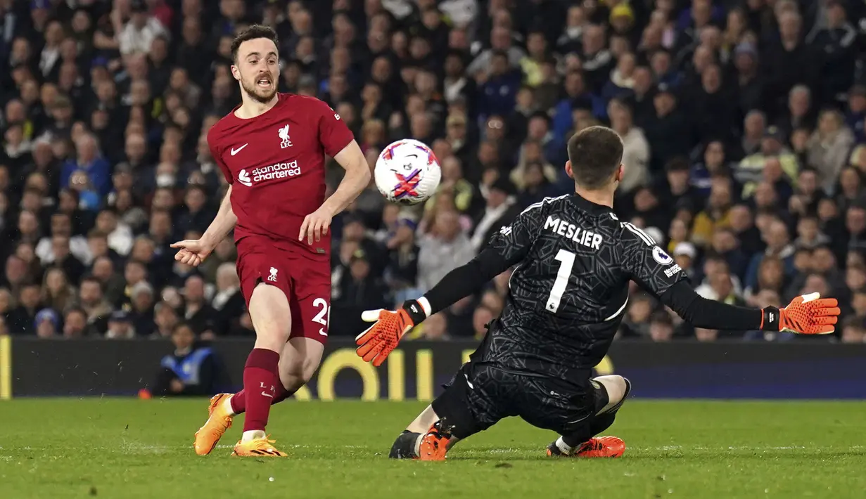 Pemain Liverpool, Diogo Jota mencetak gol ke gawang Leeds United saat laga pekan ke-31 Liga Inggris 2022/2023 di Elland Road, Leeds, Selasa (18/04/2023). The Reds menang dengan skor 6-1. (AP Photo/PA/Tim Goode)