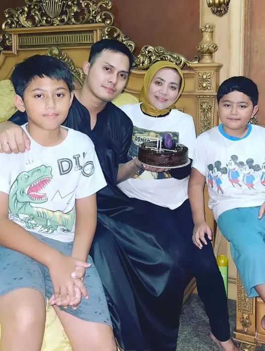 Muzdalifah juga tak takut dengan resiko terkait usianya yang sudah tak muda lagi. Bahkan, sejak tahun 2019, pasangan ini telah konsultasi dengan dokter. [Instagram/muzdalifah999]