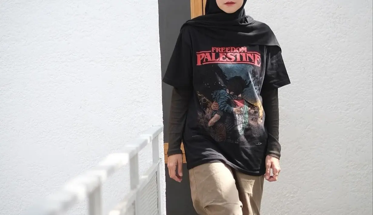 Zaskia Adya Mecca menggenakan inner hitam yang dipadukan dengan kaos overzise serta celana cargo. Dia juga mrmakai sunglesses