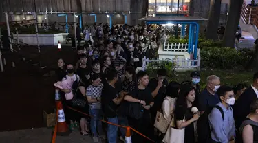 Anggota masyarakat berbaris untuk memberikan penghormatan kepada penyanyi dan penulis lagu Coco Lee di luar rumah duka di Hong Kong, Senin, 31 Juli 2023. Lee meninggal 5 Juli pada usia 48 tahun. (AP Photo/Louise Delmotte)