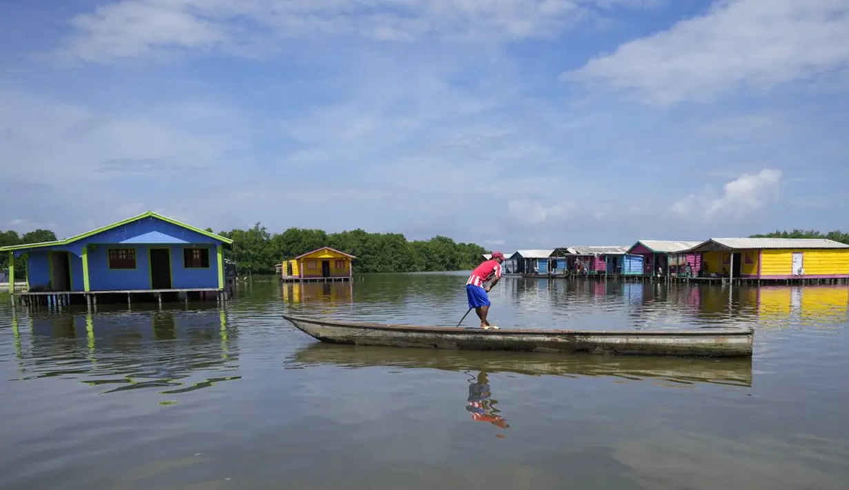 Seorang pria mendayung sampan di Cienaga Grande de Santa Marta, Nueva Venecia, Kolombia, 12 Oktober 2021. Cienaga Grande merupakan rawa terbesar di Kolombia antara Sungai Magdalena dan pegunungan Sierra Nevada de Santa Marta. (AP Photo/Fernando Vergara)