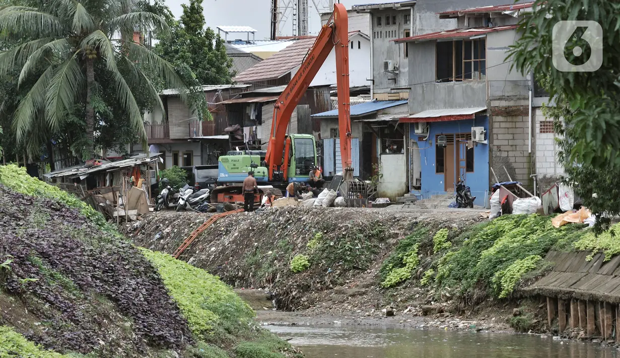 Kondisi proyek normalisasi yang terbengkalai di Kali Cipinang, Pulogadung, Jakarta, Rabu (19/2/2020). Penggantian istilah normalisasi menjadi naturalisasi sungai oleh Gubernur DKI Jakarta Anies Baswedan diklaim lebih baik dan tidak merusak ekosistem. (merdeka.com/Iqbal Nugroho)