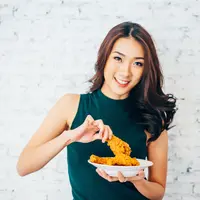 ilustrasi makan ayam goreng/copyright by Twinsterphoto from Shutterstock