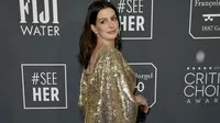 Anne Hathaway saat hadir di Critics' Choice Awards 2020. (FRAZER HARRISON / GETTY IMAGES NORTH AMERICA / AFP)