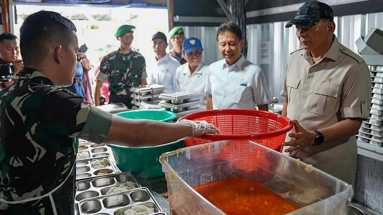 FOTO: Menhan Sjafrie Tinjau Yonif TP 843, Perkuat Sinergi Pertahanan, Kesehatan, dan Ketahanan Pangan