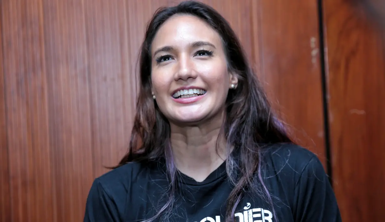 Nadine Chandrawinata mengaku hanya ketawa ketika dikabarkan menikah dengan Hamish Daud. Ia pertama kali mendengar saat sedang turun dari gunung Carstens. (Adrian Putra/Bintang.com)