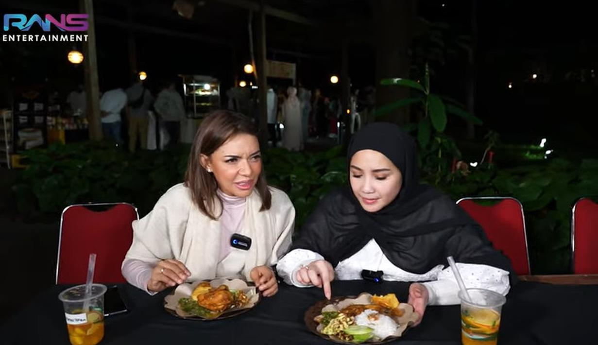 <p>Nagita tampil berhijab ajak Najwa Shihab jajal beragam kuliner. (Sumber: YouTube/Rans Entertainment)</p>