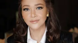 Maia Estianty menggambarkan alpha female mampu menangangi berbagai hal seorang diri sehingga ia kadang kerap disegani lawan jenis yang hendak mendekat. “Ditakuti oleh lelaki yang bertipe jika kalah beragumen, maka akan melukai harga dirinya. Apalagi kalau karier sang wanitanya menanjak menyamakan diri bahkan melebihi pasangannya, dia sang lelaki akan mulai insecure,” cuit ibu tiga anak ini. (Foto: Dok. Instagram @maiaestiantyreal)