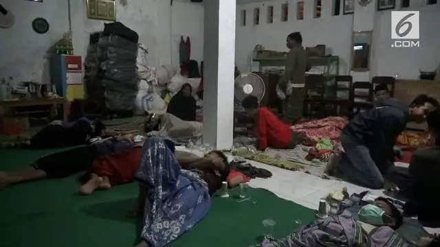 Puluhan santri sebuah Pondok Pesantren di Jember, Jawa Timur, terpaksa dilarikan ke sejumlah puskesmas karena mengalami gejala mirip keracunan pasca mendapatkan Vaksin Difteri massal