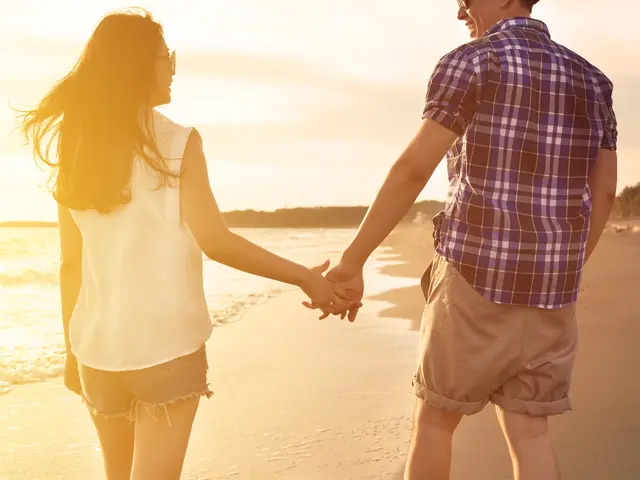 6 Gaya Berpegangan Tangan Ini Dapat Melihat Keseriusan Hubungan Lifestyle Fimela Com