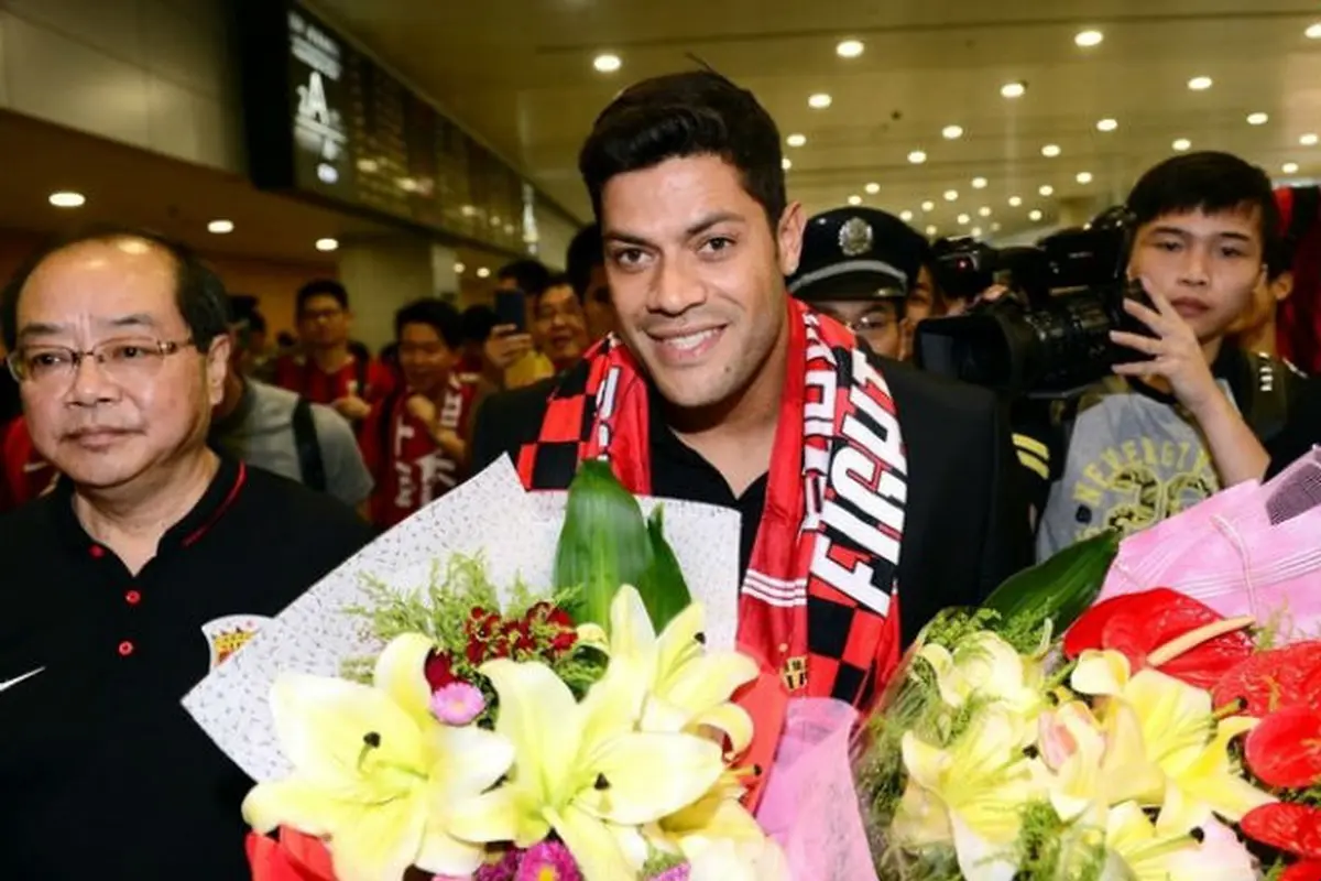 Hulk tiba di Tiongkok mendapat sambutan meriah dari ratusan fans Shanghai SIPG