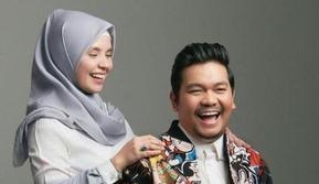Pada unggahan terbaru, @dhila_bekti memunculkan foto dirinya dengan dua anak. Tertulis caption yang mengindikasikan sesuatu. "Bismillaaah. Mulai sekarang hidup bunda utk kalian ber2 @amabell2014_animation dan @daphne2012_draws," tulis Aldila. (instagram.com/dhila_bekti)
