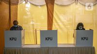 Warga mencoblos di bilik suara saat Pilkada Kota Tangerang Selatan (Tangsel) di Tempat Pemungutan Suara (TPS) 69 Pisangan, Ciputat, Rabu (9/12/2020). Protokol kesehatan dipraktikkan cukup ketat di TPS di Pilkada Kota Tangsel untuk menghindari penularan COVID-19 (Liputan6.com/Faizal Fanani)