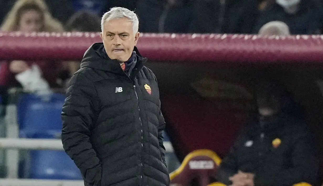 Jose Mourinho harus menelan pil pahit usai skuadnya digilas Inter Milan pada pekan ke-16 Liga Italia di Stadion Olimpico, Roma, Minggu (5/12/2021).