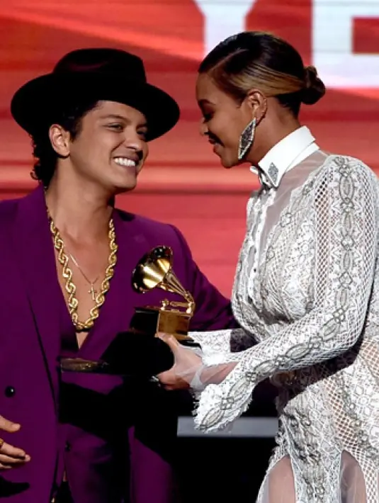 Saat memberikan penghargaan untuk Bruni Mars di Grammy Awads, sepertinya Beyonce melangkah terlalu jauh dan membuat area selangkangannya terlihat. (Radar Online)