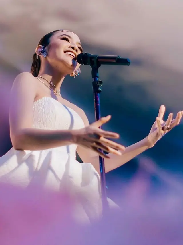 6 Potret Tampilan Mahalini Bergaun Putih bak White Swan saat Tampil di Acara Pernikahan