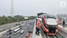 Aktivitas pekerja di Stasiun Light Rail Transit (LRT) Cibubur, Harjamukti, Depok, Minggu (13/10/2019). Progres pembangunan Stasiun LRT Cibubur baru mencapai 60 persen dan ditargetkan rampung serta diuji coba pada November 2019. (merdeka.com/Iqbal S. Nugroho)