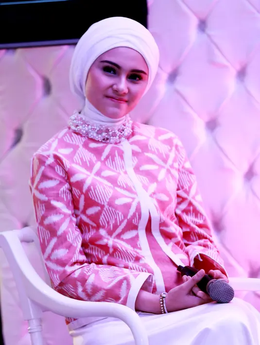 Banyak produk kosmetik bermunculan bagi wanita, namun Zee Zee juga punya cara mencegah munculnya jerawat di wajah selain mengandalkan kosmetik. (Wimbarsana/Bintang.com)