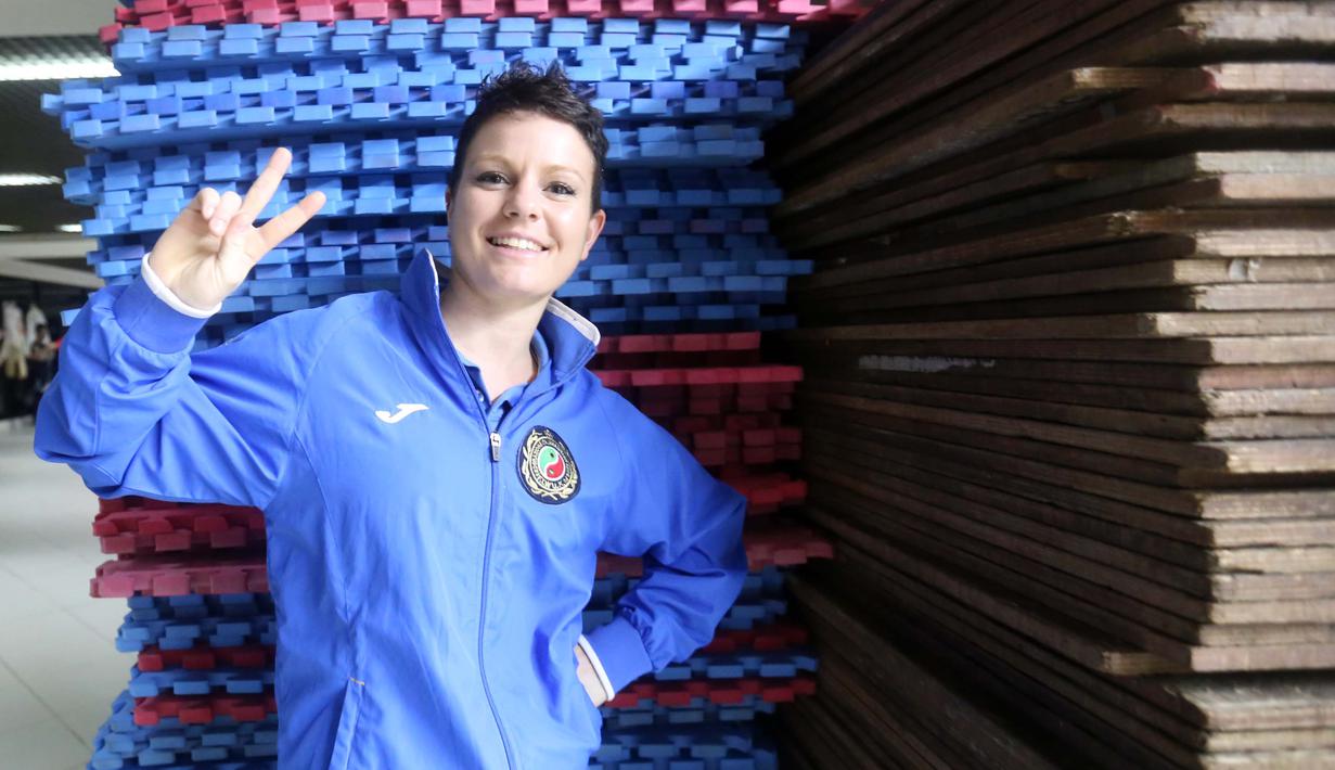 Atlet Wushu Asal Italia, Sofia Della Vedova yang bertanding pada Cabang Taolu Kejuaraan Dunia Wushu 2015 di Istora, Senayan, Jakarta,Selasa (17/11/2015). (Bola.com/Nicklas Hanoatubun)