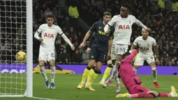 Bek Tottenham Hotspur, Destiny Udogie (kedua kanan) mencetak gol pertama timnya ke gawang Newcastle United pada laga pekan ke-16 Liga Inggris 2023/2024 di Tottenham Hotspur Stadium, London, Senin (11/12/2023) dini hari WIB. (AP Photo/Ian Walton)