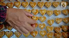 Pembuat kue kering menyelesaikan pembuatan kue pesanan di kawasan Neglasari, Kota Tangerang, Minggu (23/4/2022). Permintaan kue kering di tempat tersebut meningkat saat Ramadhan yang dijual mulai harga Rp50ribu hingga Rp70ribu per toples dan sudah dipasarkan di sekitar Tangerang, Jakarta, hingga Lampung. (Liputan6.com/Angga Yuniar)