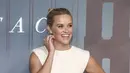 Aktor dan produser eksekutif Reese Witherspoon menghadiri pemutaran perdana film "Surface" untuk Apple TV+ di Perpustakaan Morgan di New York, Senin (25/7/2022). Reese Witherspoon  tampil cantik dalam gaun mini putih chic dengan aksen emas. (AP Photo/Andy Kropa)