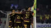 Pemain PSM Makassar merayakan gol yang dicetak Rasyid Bakri dalam pertandingan kontra Bali United di laga pekan ke-28 Shopee Liga 1 2019 yang digelar di Stadion Andi Mattalatta, Mattoangin, Makassar, Sabtu (23/11/2019). (Bola.com/Abdi Satria)