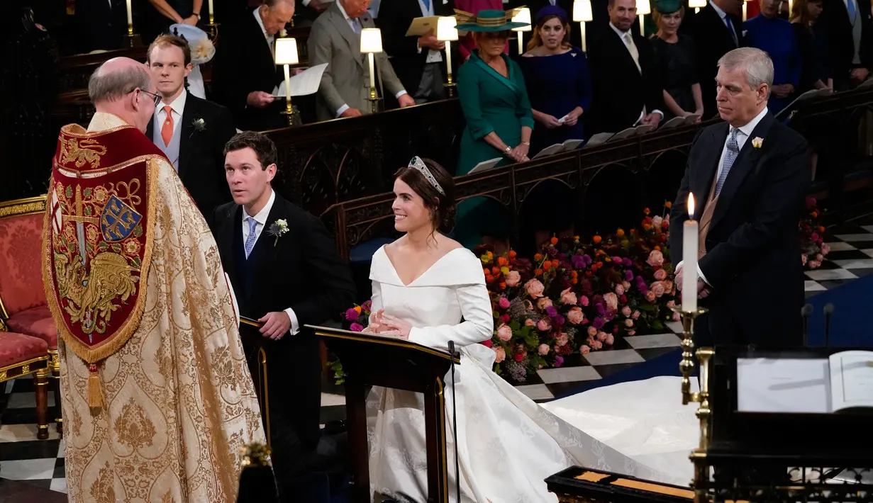 Putri Eugenie dan Jack Brooksbank saat melangsungkan proses pemberkatan nikah di Kapel St. George, Windsor Castle, London, Inggris,  Jumat (12/10). Eugenie menikahi Jack yang bekerja sebagai duta merek tequila. (Danny Lawson/Pool via AP)