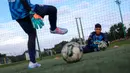 Menu latihan kali ini berbagai macam, mulai dari latihan kecil hingga melakukan uji tanding. Metode latihan seperti itu merupakan latihan yang biasa diterapkan di Akademi Sporting. (Bola.com/Bagaskara Lazuardi)