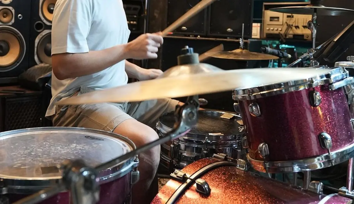 Ketiganya sempat membentuk band saat masih kecil bernama The Lucky Laki. Setelah sekian lama bermusik masing-masing, mereka menikmati ngeband bareng lagi. [Instagram.com/elelrumi]