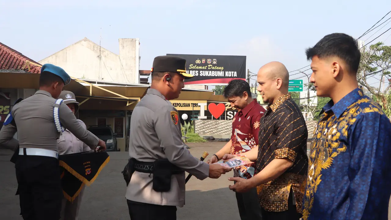 Polisi memberikan penghargaan kepada sejumlah warga di Sukabumi
