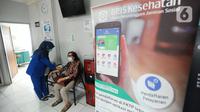 Petugas memeriksa tekanan darah pasien BPJS Kesehatan yang berobat di Faskes Tingkat 1 Klinik Kesehatan Prima Husada di Depok, Jawa Barat, Senin (23/5/20222). Sejumlah terobosan saat ini dilakukan paramedis di Faskes Tingkat 1, diantaranya penilaian peserta program JKN melalui fitur Kessan (Kesan Pesan Peserta Setelah Layanan)  dalam aplikasi Mobile JKN. (merdeka.com/Arie Basuki)