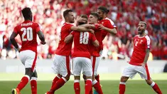 Para pemain Swiss merayakan gol Admir Mehmedi #18 saat melawan Rumania pada laga Grup A Piala Eropa 2016 di Parc des Princes, Paris, Rabu (15/6/2016) WIB. (REUTERS/Kai Pfaffenbach)