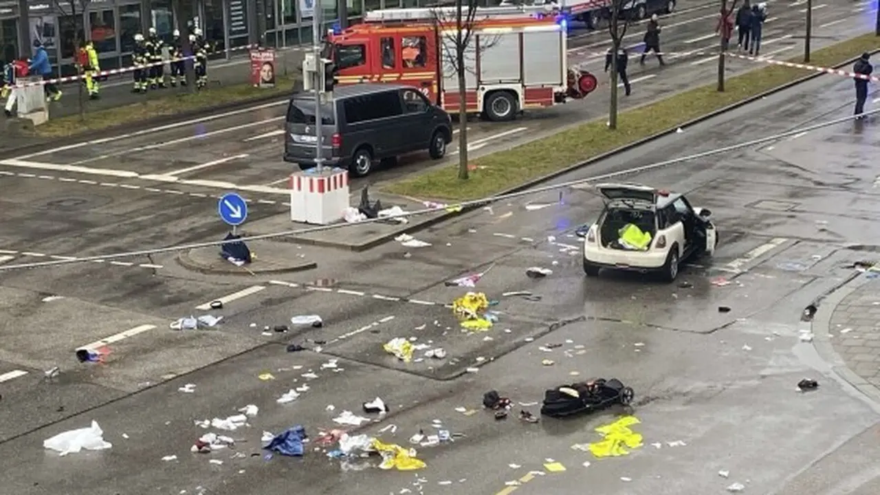 Mobil Mini Cooper yang digunakan untuk menabrak kerumunan di Munich, Jerman pada Kamis (13/2/2025). (AP)