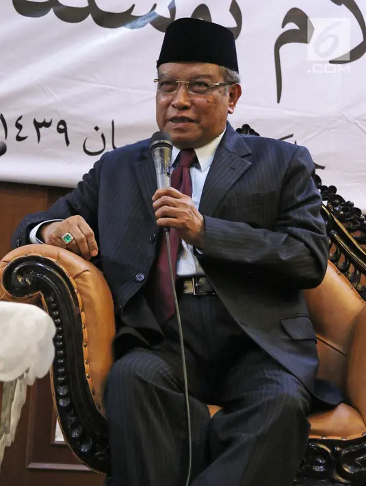 Ketum PBNU, Said Aqil Siradj memberi sambutan saat melakukan pertemuan dengan Grand Syeikh Al Azhar Mesir Ahmad Muhammad Ath-Thayeb  di gedung PBNU, Jakarta, Rabu (2/5). (Liputan6.com/Herman Zakharia)