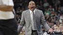 Teriakan pelatih Los Angeles Clippers, Doc Rivers kepada  wasit saat melawan San Antonio Spurs pada laga NBA di AT&T Center, San Antonio (5/11/2016).  Spurs kalah 92-116. (AP/Eric Gay)