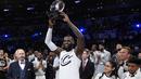 LeBron James mengangkat trofi MVP usai timnya menang pada laga NBA All-Star basketball game di Los Angeles, (18/2/2018). Tim LeBron menang 148-145. (AP/Chris Pizzello)