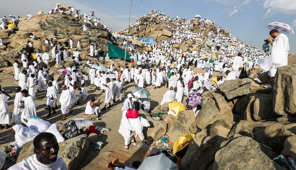 Ribuan umat muslim berkumpul di Bukit Jabal Rahmah saat mereka tiba di Arafah, sebelah tenggara dari kota suci Mekah Saudi, (20/8). Puncak ibadah haji ditandai dengan pelaksanaan wukuf di Arafah. (AFP Photo / Ahmad Al-Rubaye)