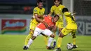 Persija Jakarta semakin agresif menekan lini pertahanan Barito Putera. Namun, hingga turun minum tak ada gol tambahan sehingga skor bertahan 1-1. (Bola.com/Bagaskara Lazuardi)