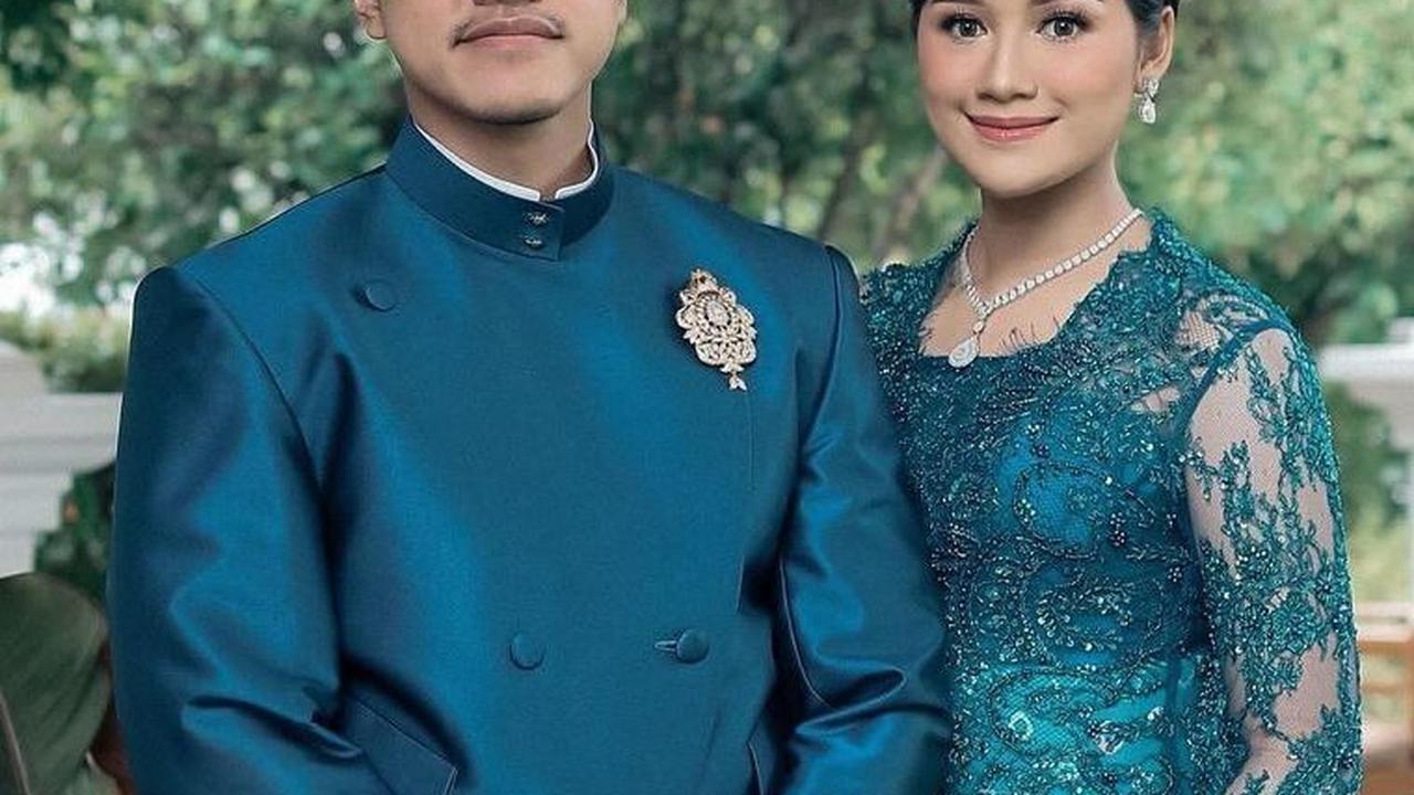 "Dalam setiap denyut jantungnya, aku merasakan keajaiban yang tak terungkap. Istriku yang tercinta, saat ini menggendong kehidupan di dalamnya. Setiap sentuhan, setiap senyumannya membawa kebahagiaan yang tak terkira," tulisnya.