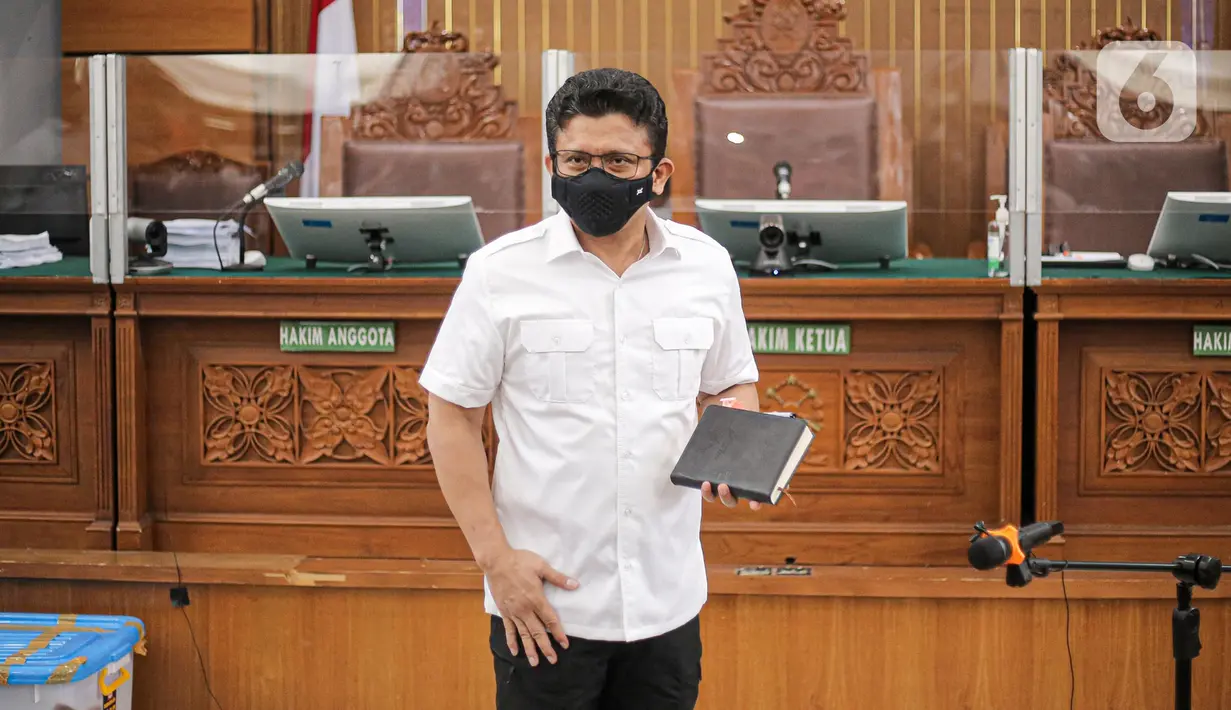 Terdakwa kasus pembunuhan Brigadir Nopriansyah Yosua Hutabarat atau Brigadir J, Ferdy Sambo membawa buku hitam saat menjalani sidang lanjutan dengan agenda mendengarkan keterangan saksi dari Jaksa Penuntut Umum (JPU) di Pengadilan Negeri Jakarta Selatan, Selasa (8/11/2022). Buku hitam tersebut kerap dibawa Ferdy Sambo ke dalam persidangan. (Liputan6.com/Faizal Fanani)
