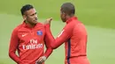 Pemain baru Paris Saint-Germain, Kylian Mbappe, berbincang dengan Neymar Jr, saat sesi latihan di Paris, Rabu (6/9/2017). Striker 18 tahun tersebut menjalani latihan perdananya bersama armada Les Parisiens. (AFP/Christophe Simon)