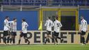 Penyerang Juventus, Federico Chiesa (kedua kiri) berselebrasi dengan rekan-rekannya usai mencetak gol ke gawang AC Milan pada lanjutan Liga Serie A Italia melawan AC Milan di stadion San Siro, Rabu (7/1/2021). Chiesa mencetak dua gol dipertandingan ini. (AP Photo/Antonio Calanni)