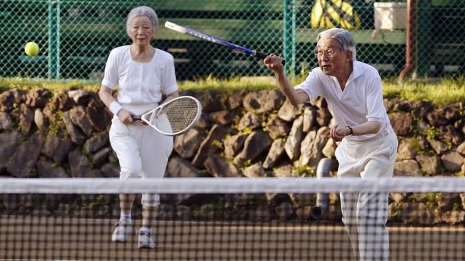 Kaisar Jepang Akihito (kanan) dan Permaisuri Michiko bermain tenis di resor pegunungan Karuizawa, Prefektur Nagano, Jepang, 27 Agustus 2013. Mundurnya Akihito sebagai Kaisar Jepang merupakan pengunduran diri pertama pada pemerintahan puncak Kekaisaran Jepang sejak 1817 silam. (AFP)