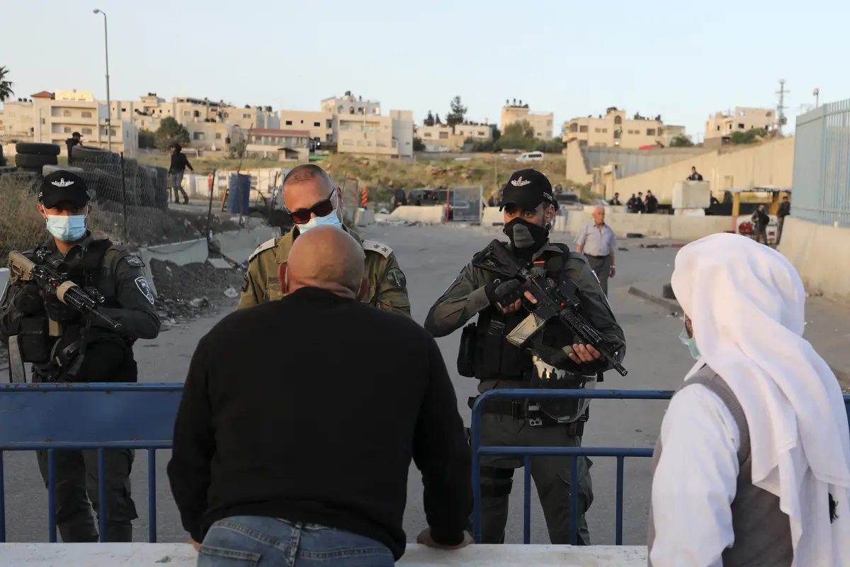 Warga Palestina Seberangi Pos Pemeriksaan untuk Sholat Jumat di Masjid Al-Aqsa