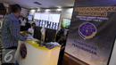Aktivitas Pusat Koordinasi Monitoring Angkutan Lebaran 2015 di Kemenhub, Jakarta, Kamis (16/7/2015). Ruang kontrol ini mengamati jalan utama, bandara, stasiun kereta api dan pelabuhan laut yang digunakan para pemudik. (Liputan6.com/Helmi Afandi)